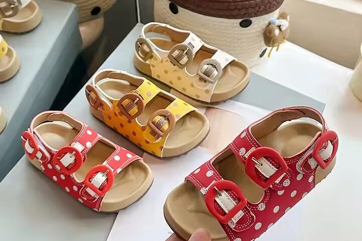 Custom Premium Kids Sandals for Boys and Girls – Summer Breathable Design (2) Unisex summer kids sandals in vibrant colors with breathable straps and anti-slip sole.