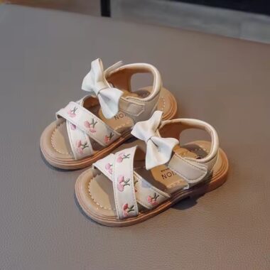 Fashion girls’ summer sandals – breathable and comfortable kids footwear for daily wear.