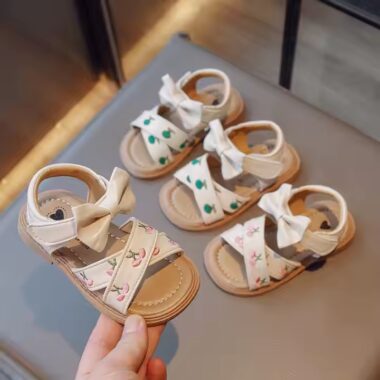 Fashion girls’ summer sandals – breathable and comfortable kids footwear for daily wear.