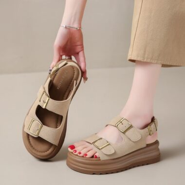Retro leather flat sandals for women with vintage style and breathable summer design.