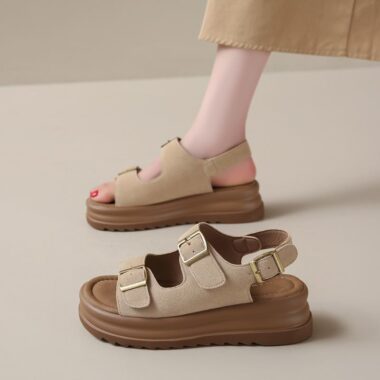 Retro leather flat sandals for women with vintage style and breathable summer design.