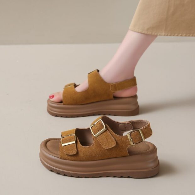 Retro leather flat sandals for women with vintage style and breathable summer design.