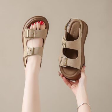 Retro leather flat sandals for women with vintage style and breathable summer design.