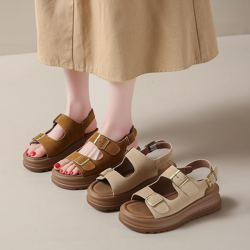Retro leather flat sandals for women with vintage style and breathable summer design.