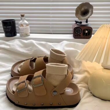 Retro leather flat sandals for women with vintage style and breathable summer design.