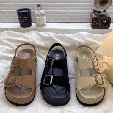 Retro leather flat sandals for women with vintage style and breathable summer design.
