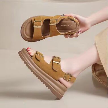 Retro leather flat sandals for women with vintage style and breathable summer design.