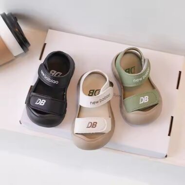 Comfortable and stylish outdoor boys' sandals for active kids, anti-slip design.