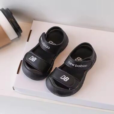 Comfortable and stylish outdoor boys' sandals for active kids, anti-slip design.