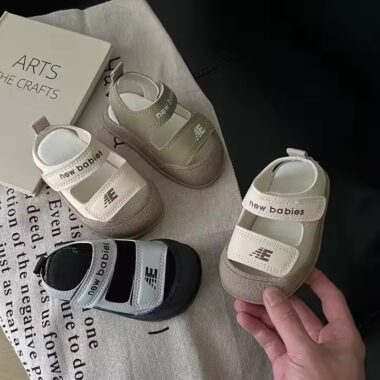 Comfortable and stylish outdoor boys' sandals for active kids, anti-slip design.