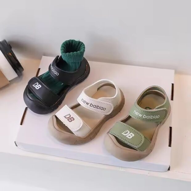 Comfortable and stylish outdoor boys' sandals for active kids, anti-slip design.