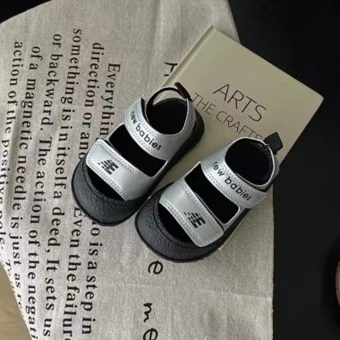 Comfortable and stylish outdoor boys' sandals for active kids, anti-slip design.