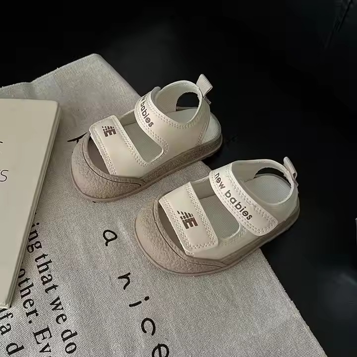 Comfortable and stylish outdoor boys' sandals for active kids, anti-slip design.