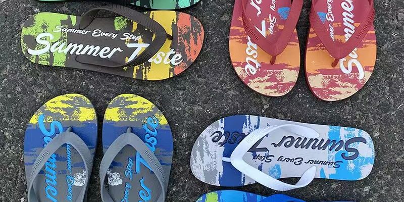 Trendy anti-slip men flip flops with custom design