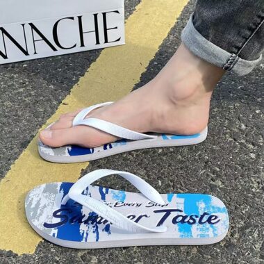 Trendy anti-slip men flip flops with custom design