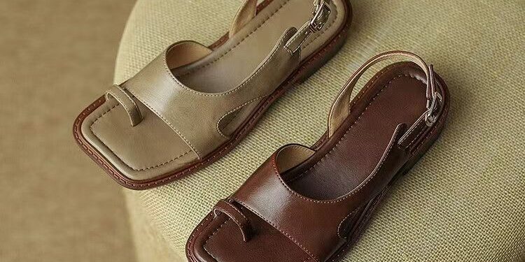 Vintage British-style low-heel leather women sandals